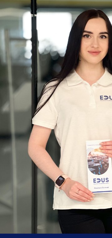 Консультантка EDUS з каталогом програм у варшавському офісі